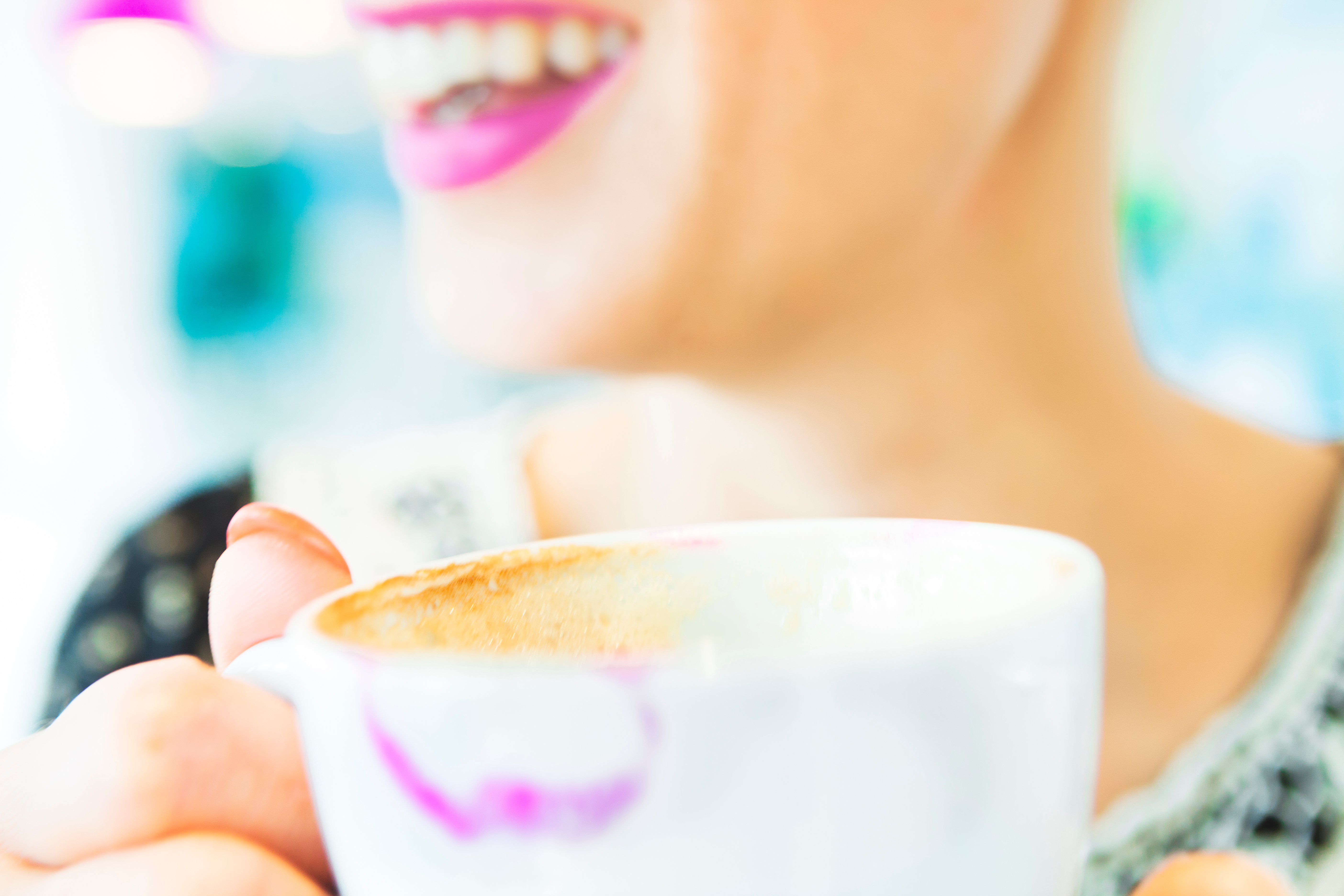 Die 5B-Strategie von prizeotel wird von einer lachenden Frau mit einem Kaffee verkörpert.