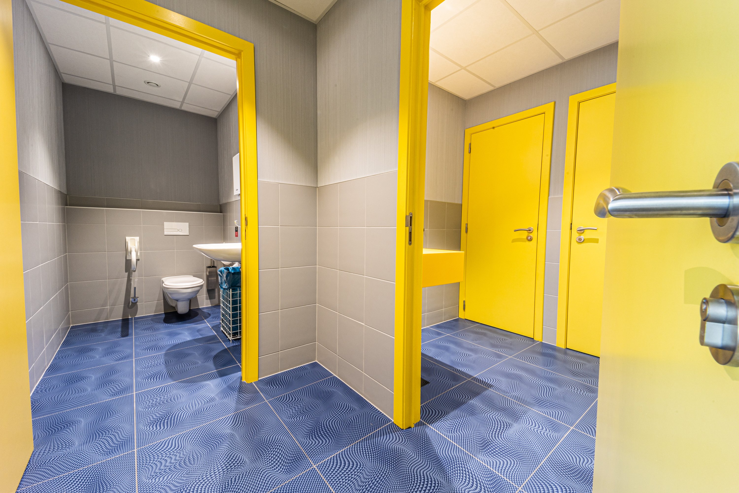 Eine große Gästetoilette in blauen und gelben Farben